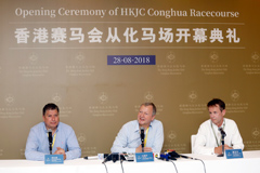 Club Chief Executive Officer Winfried Engelbrecht-Bresges (centre); Executive Director of Racing Andrew Harding (right); Director of Racing Business and Operations William Nader meet with Hong Kong and Mainland media after the opening ceremony.