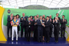 Party Secretary of the Conghua Party Committee Zhuang Yuequn presents the Conghua Cup to the owner’s representative of Happy Rocky, trainer Michael Chang and jockey Chad Schofield.